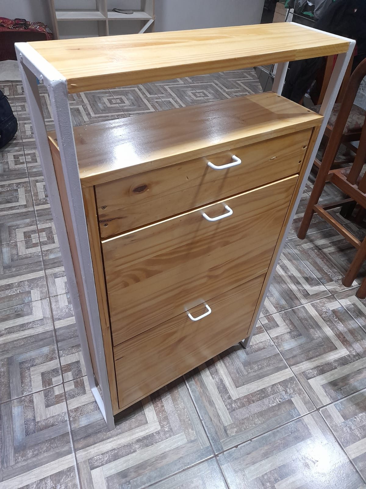 Cajonera alta de madera con marco superior y estructura metálica