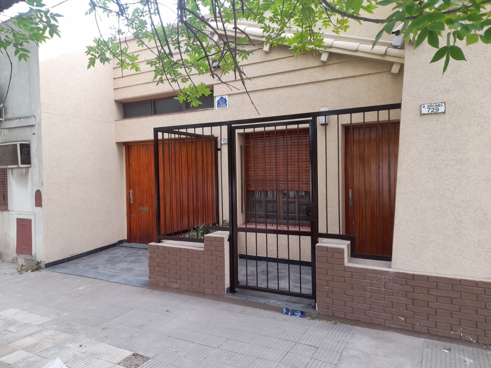Rejas negras de barrotes verticales en el frente de una vivienda