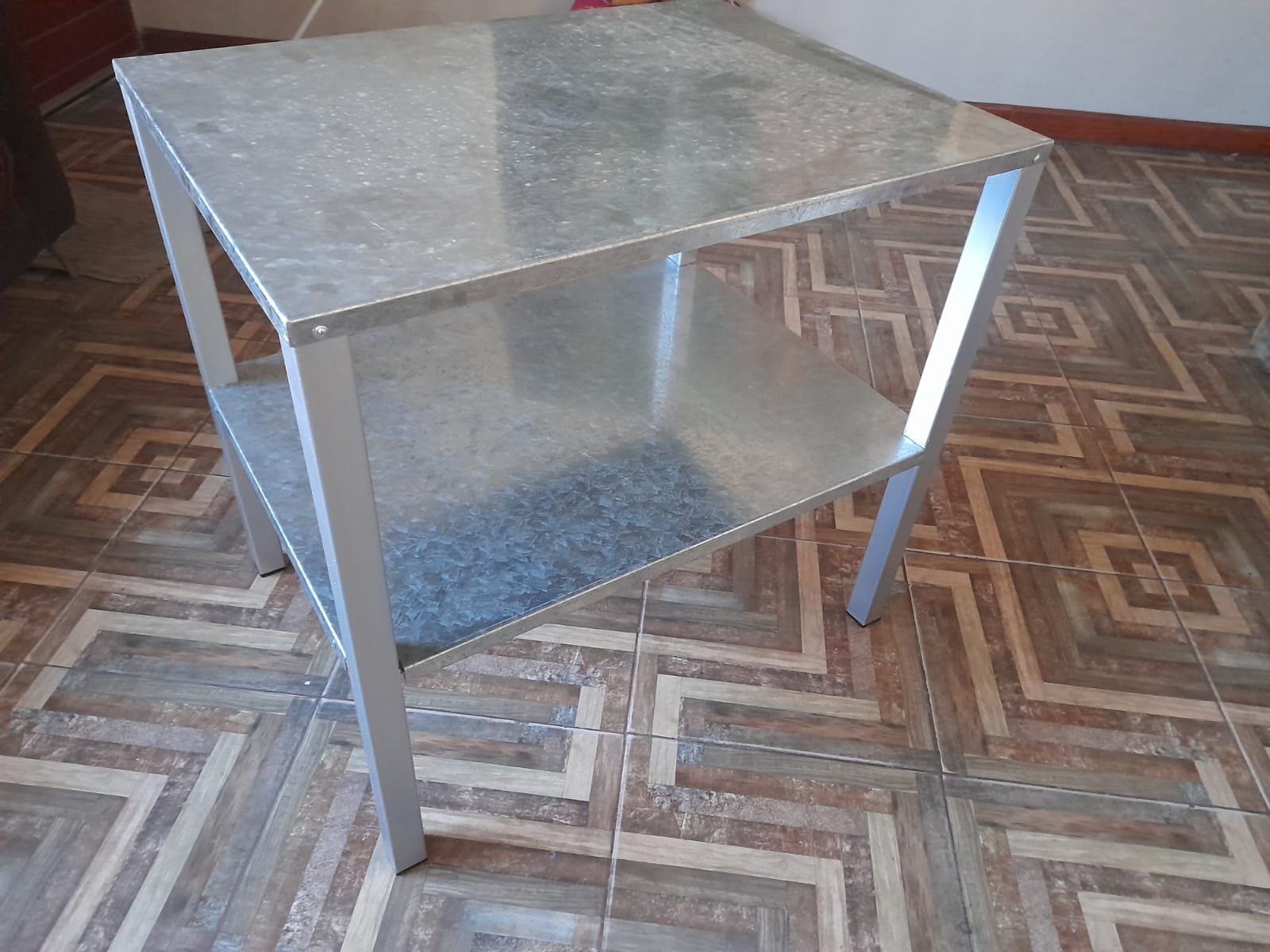 Mesa de trabajo fabricada en chapa galvanizada con estante inferior
