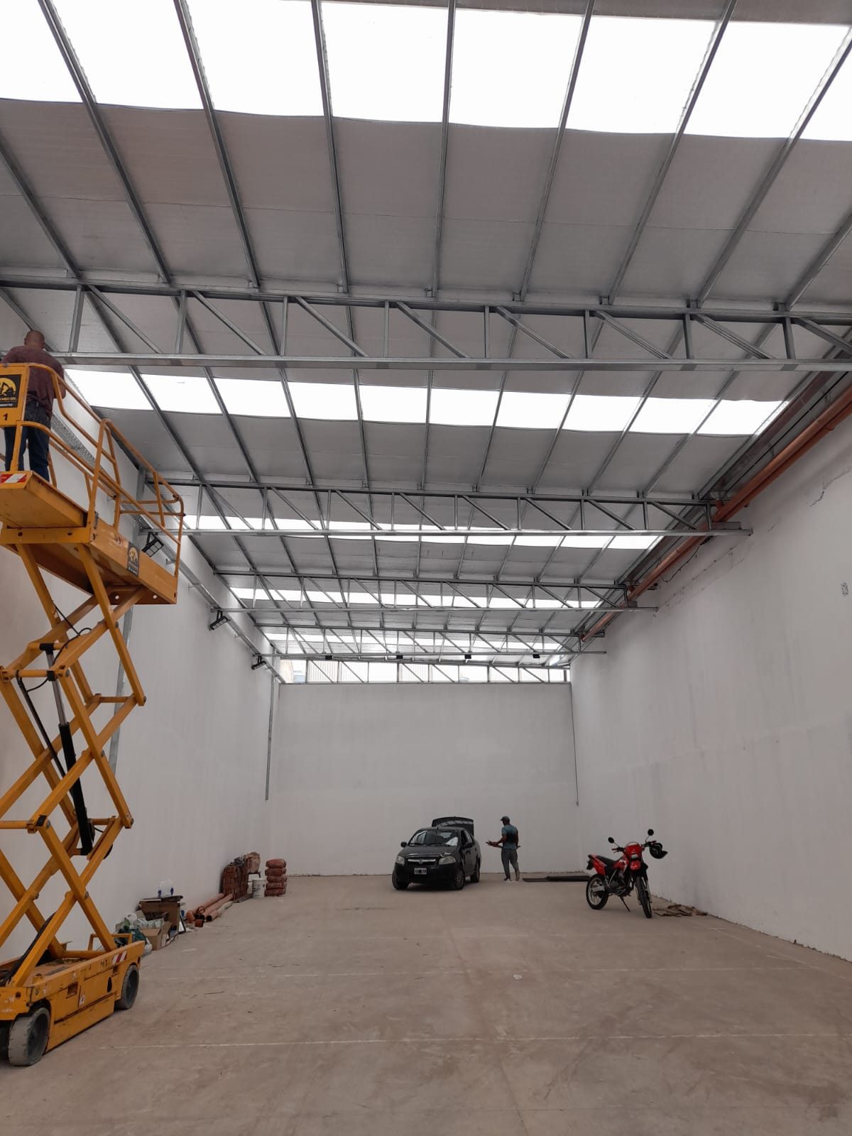 Interior de un galpón durante el montaje de la estructura metálica del techo