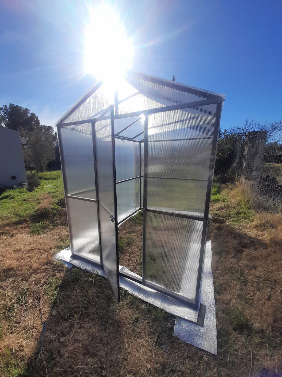 Invernadero metálico instalado en un espacio exterior